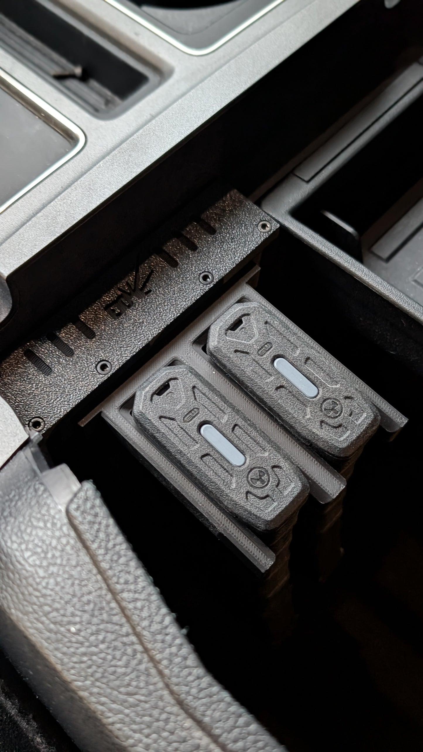 E10BUILDS FORD F150 (2015-2020, +Raptor) & Super Duty (2017-2022) - Modular Armrest Magazine Mount